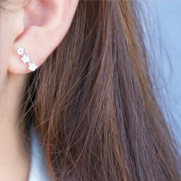 chic flower minimalist silver stud earrings - Picture 2 of 4